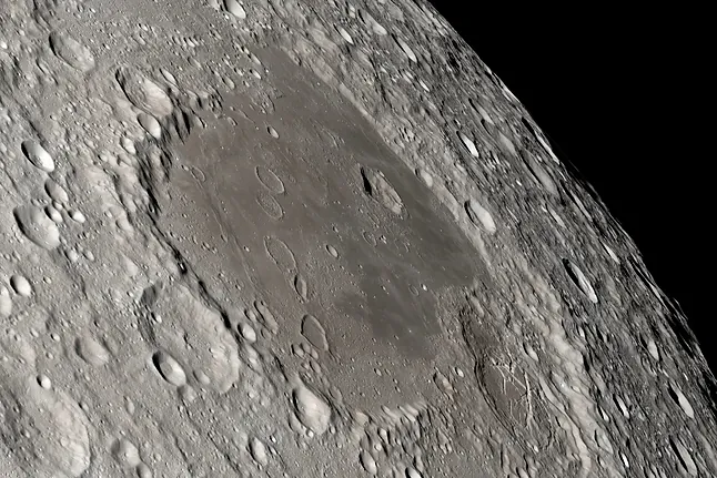  Científicos localizan por primera vez un gran túnel bajo la superficie de la Luna