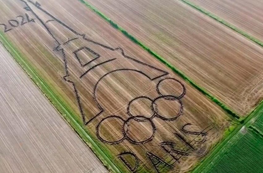  Artista italiano dibuja la torre Eiffel en un campo de trigo para celebrar los Juegos Olímpicos