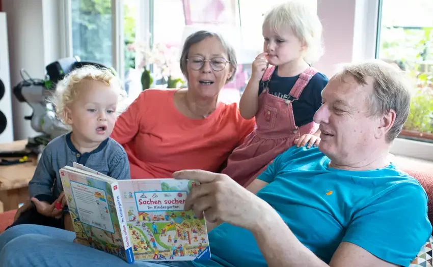  Suecia ya paga a los abuelos por cuidar a sus nietos