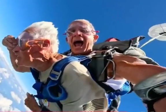  Un anciano de 90 años saltó desde un avión para homenajear a su esposa