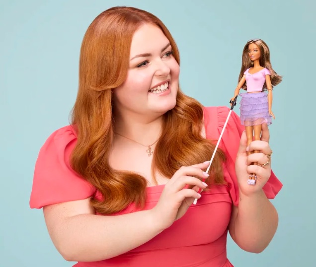  Mattel lanza la primera muñeca Barbie ciega, con funciones táctiles y bastón