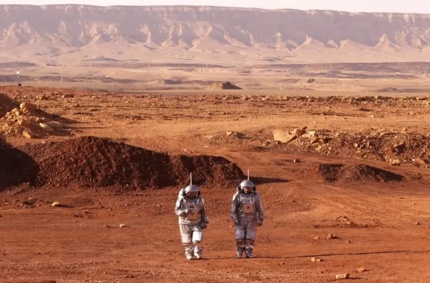  Un grupo de científicos presenta un prototipo de traje espacial que recicla la orina como agua potable