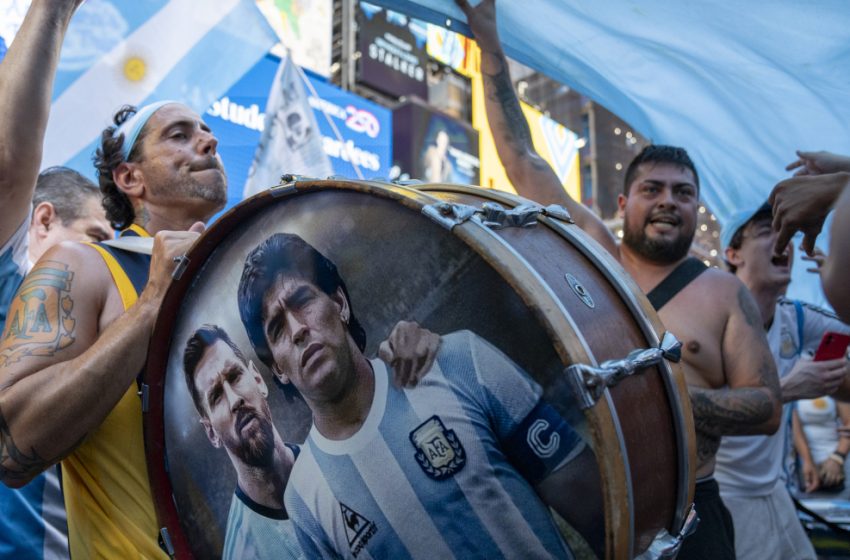  ¡No dejan de alentar! Los argentinos se toman Times Square previo a la semifinal