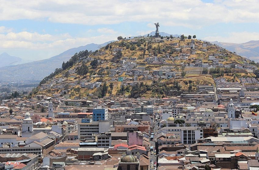  Exalcaldes de Quito: la solución es descentralizar y modernizar no dividir