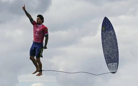  La mejor foto en los JJ.OO. 2024: el surfista que vuela sobre las aguas