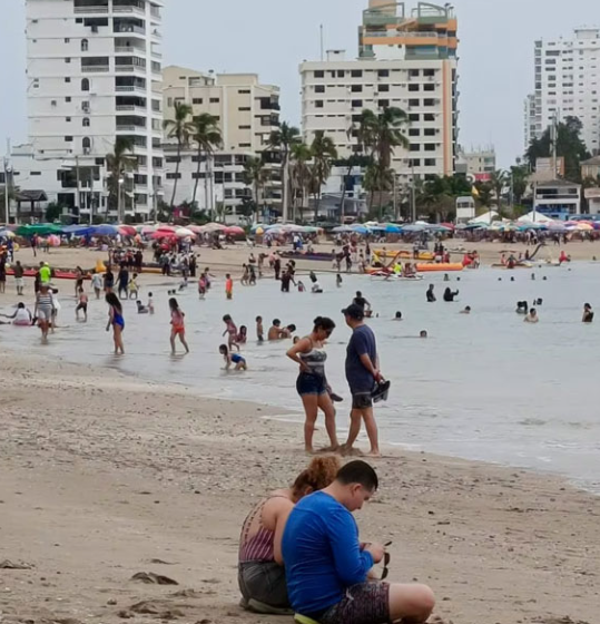  Avistamiento de ballenas atrae a turistas a balnearios de Santa Elena en el feriado