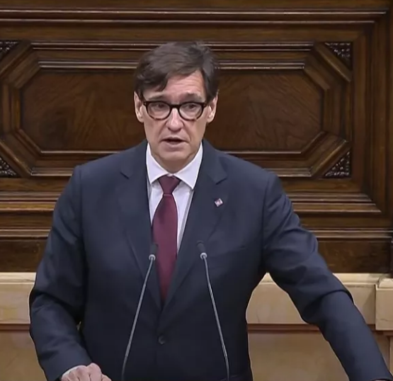  Salvador Illa es investido presidente de Cataluña y Puigdemont escapa