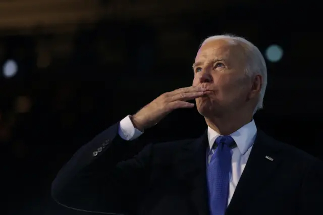  Un Joe Biden ovacionado se despide de la Convención Demócrata cerrando filas en torno a Kamala Harris