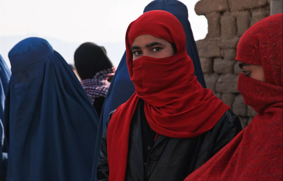   Los talibanes prohíben las voces femeninas cantando o leyendo en público