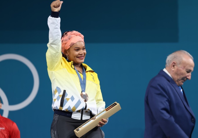  Neisi Dajomes logra el bronce en el levantamiento de pesas de París 2024