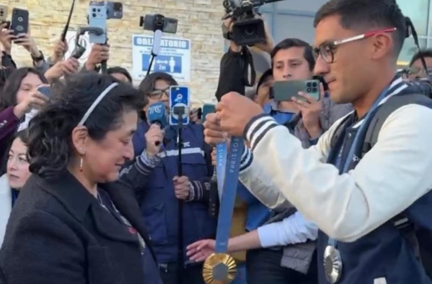  Daniel Pintado le regaló la medalla de oro a su madre en su regreso a Cuenca