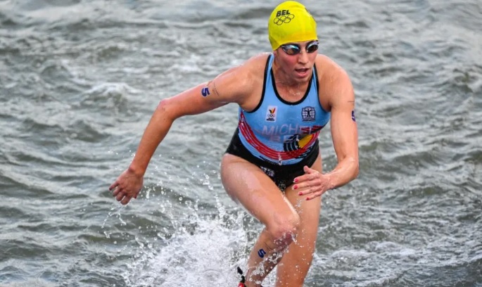  Triatleta de Bélgica se enferma después de nadar en el río Sena