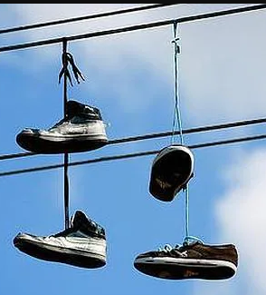  ¿Qué significan los zapatos colgados en los cables de luz en Quito?