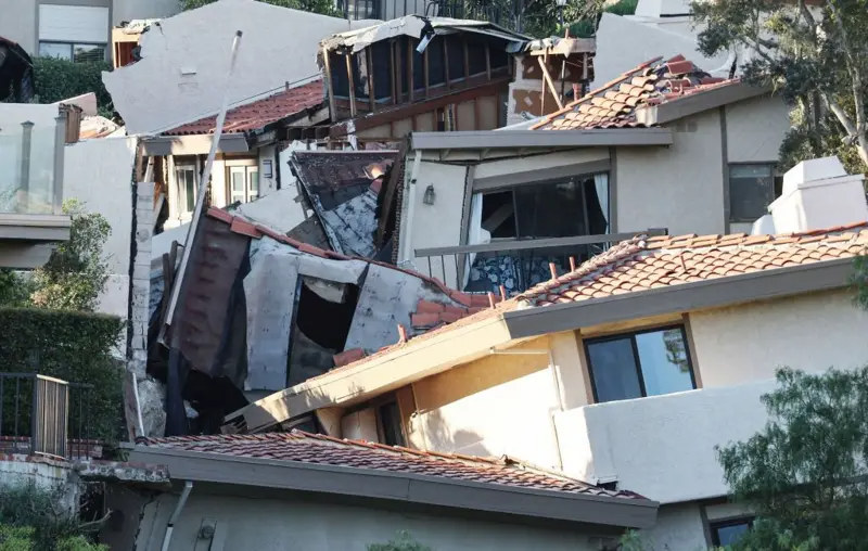  La ciudad de California en donde las calles y las casas se desmoronan