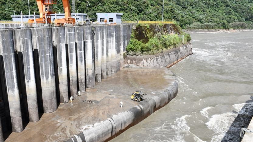  Si Ecuador construyó 14 hidroeléctricas en 10 años, ¿por qué hay apagones?