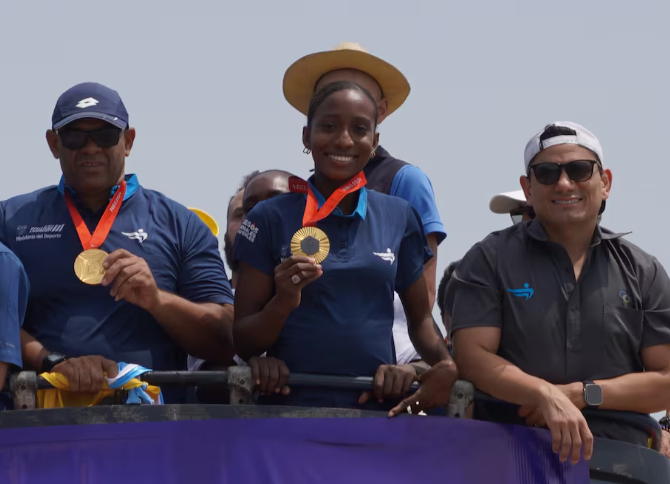  Kiara Rodríguez, doble medallista paralímpica, recibe homenaje