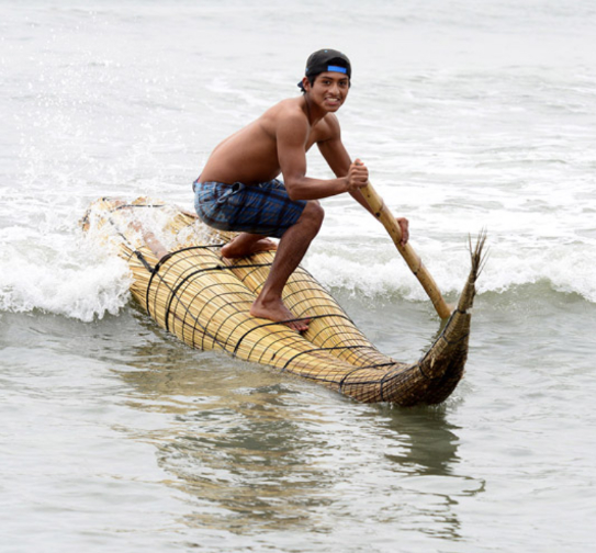  Caballitos de totora: el milenario método para surfear inventado por indígenas peruanos