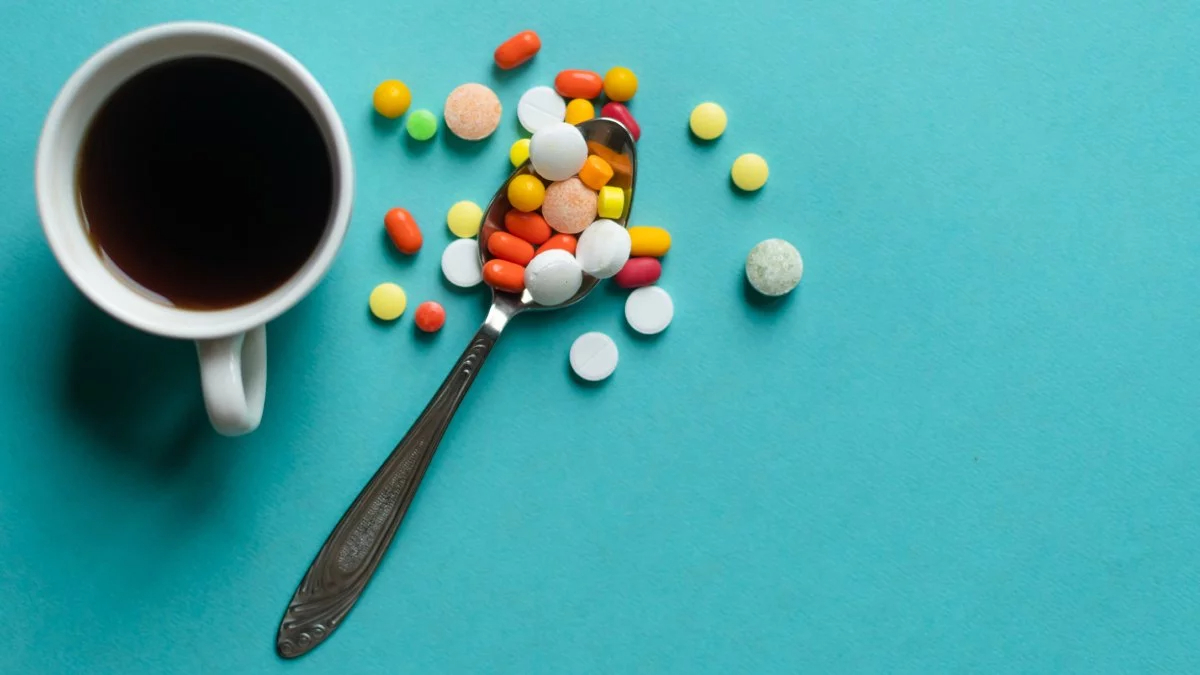  10 medicamentos que nunca se deben tomar con café, según los expertos