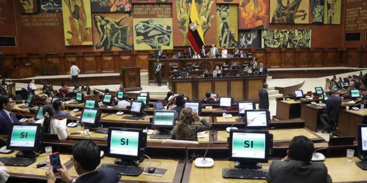  Apagones: Asamblea se mofó del Gobierno con linternas y silbatos