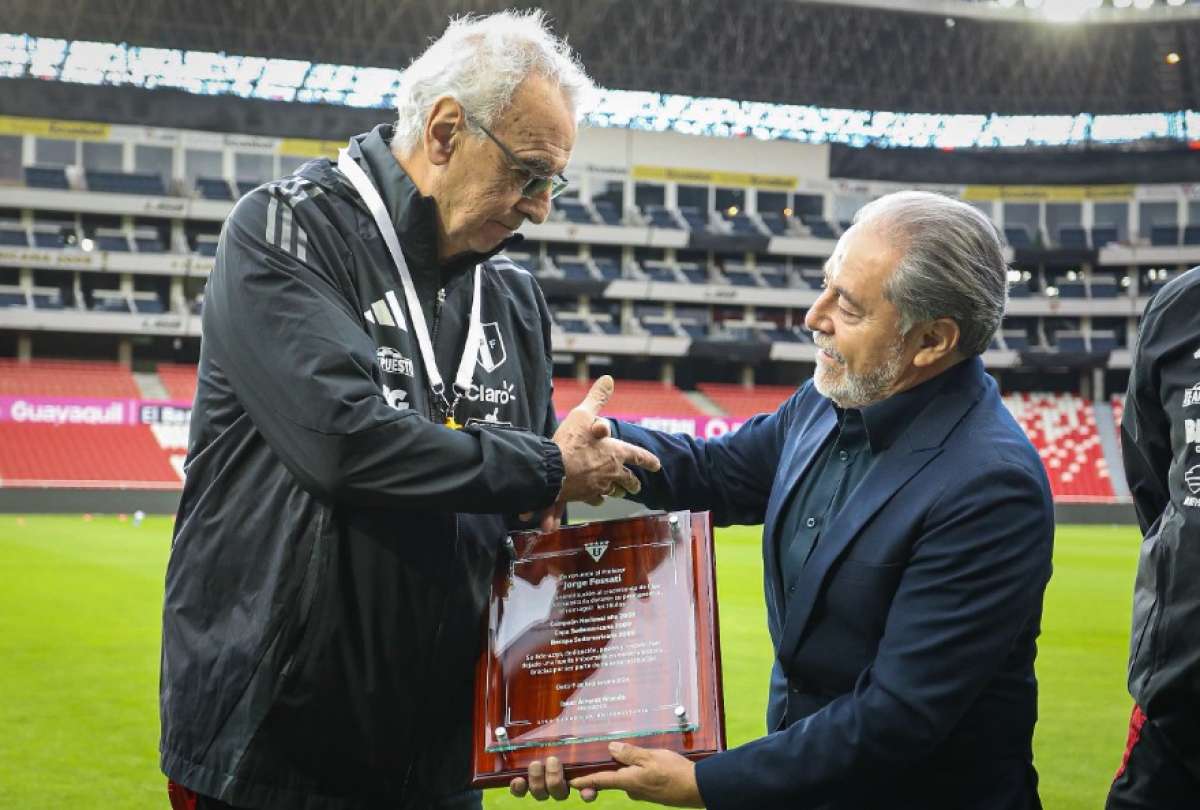  Jorge Fossati, ho y DT de Perú, fue homenajeado por Liga de Quito