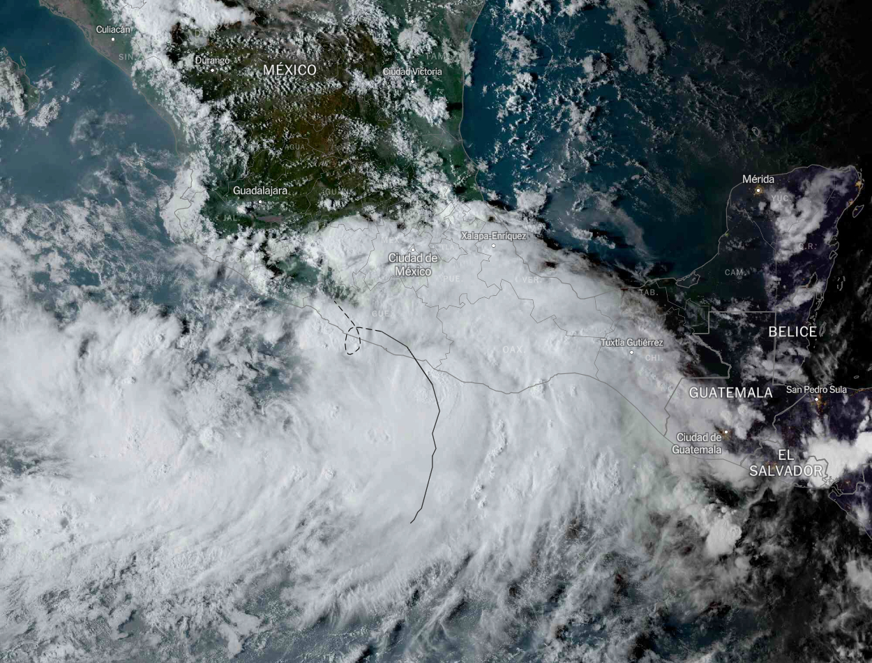  El huracán John avanza hacia la costa del Pacífico de México