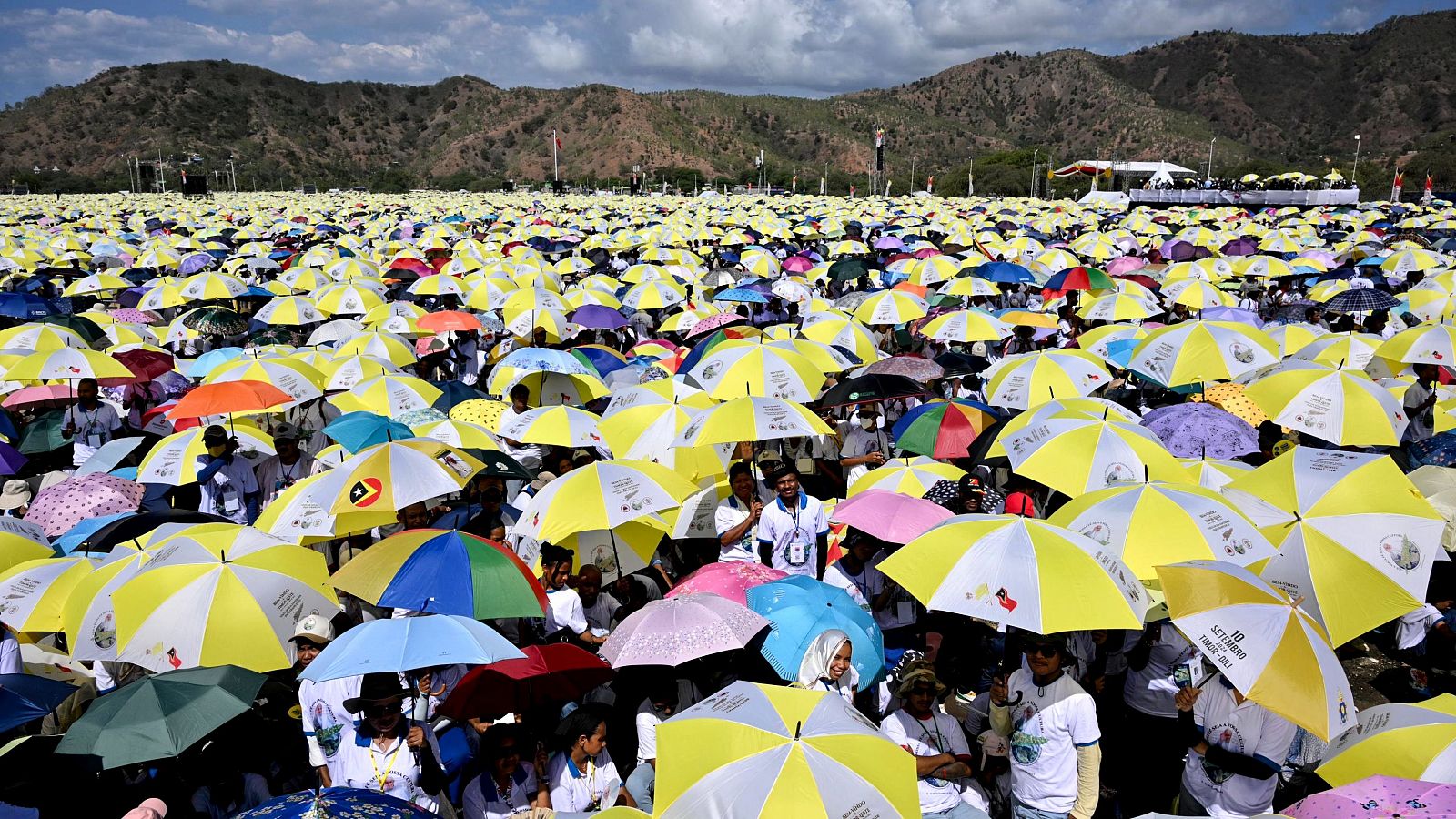  El Papa celebra una misa con 600.000 personas en Timor Oriental, casi la mitad de la población del país