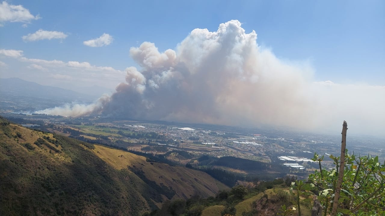  Cuatro incendios llenan de humo a Quito y provocan la evacuación de 25 familias