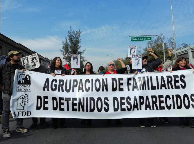  Chilenos marchan por víctimas de la dictadura de Augusto Pinochet