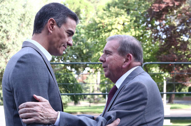  El presidente español recibe a Edmundo González en el Palacio de la Moncloa