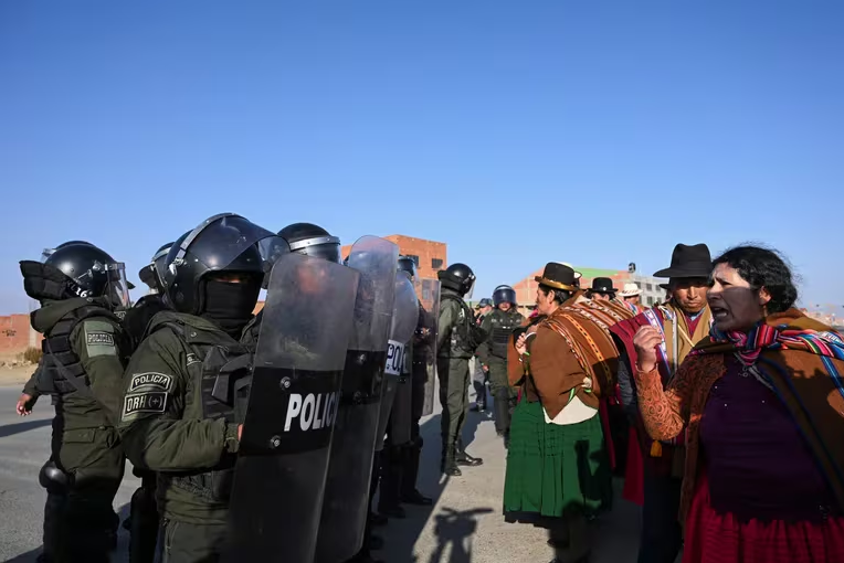  Indígenas de Bolivia bloquean vías y exigen renuncia del presidente