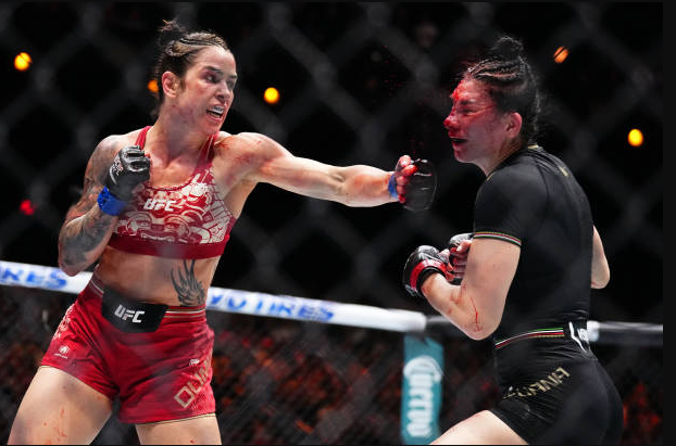  Una sangrienta pelea deja a una luchadora de UFC con ocho puntos de sutura