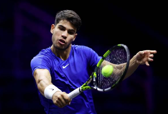  Carlos Alcaraz se luce ante Roger Federer e iguala el marcador de la Copa Laver