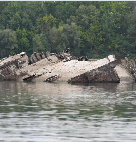  Barcos nazis con explosivos resurgen tras descenso del agua