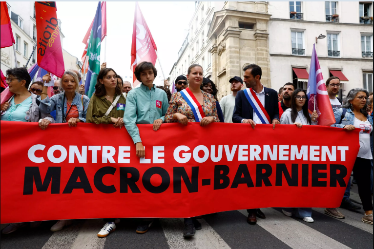  Miles de manifestantes se movilizan en París contra el Gobierno Macron-Barnier