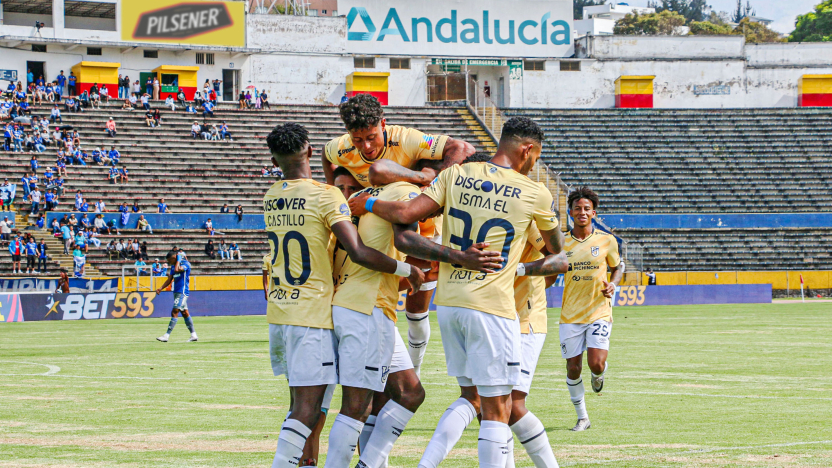  Universidad Católica derrota a Emelec y mete presión a los líderes