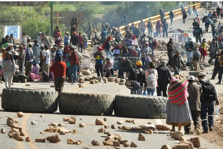  Policía se enfrenta a seguidores de Evo Morales durante un operativo