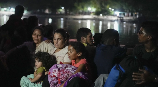  El flujo de migrantes por la frontera sur mexicana  está controlado, pero por los cárteles