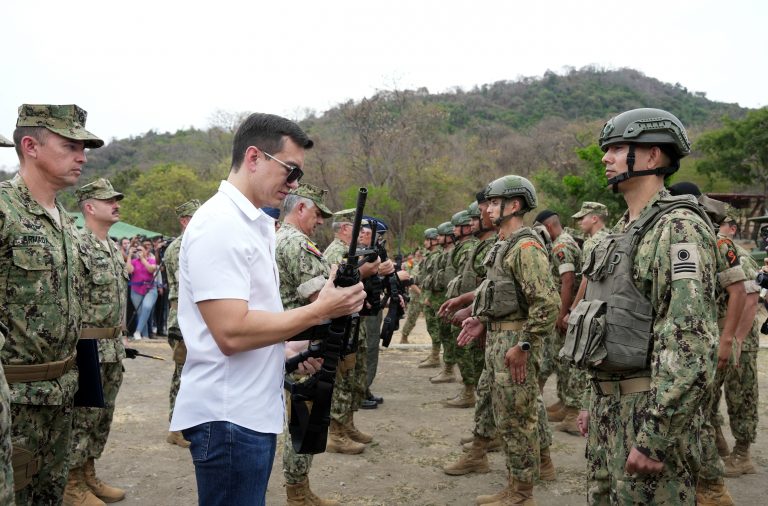  Daniel Noboa entrega a las FF.AA. armamento decomisado en operativos