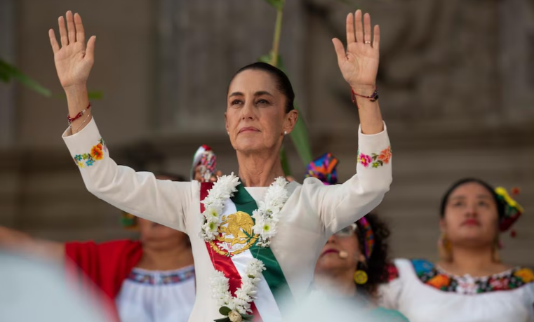  Claudia Sheinbaum festeja en el zócalo en el inicio de su gobierno en México