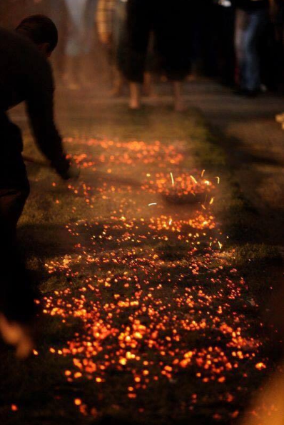  Motivación extrema: Caminaron descalzos sobre brasas ardientes y terminaron en el hospital