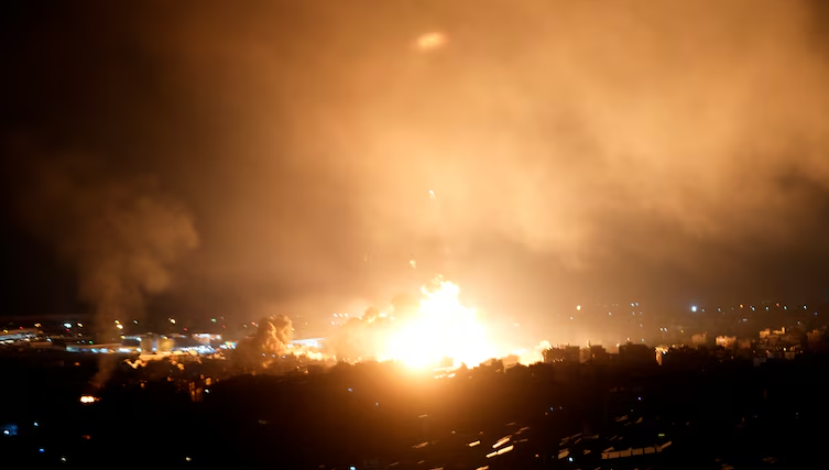  Israel ataca cuartel de Hezbolá, mientras Irán promete no retroceder