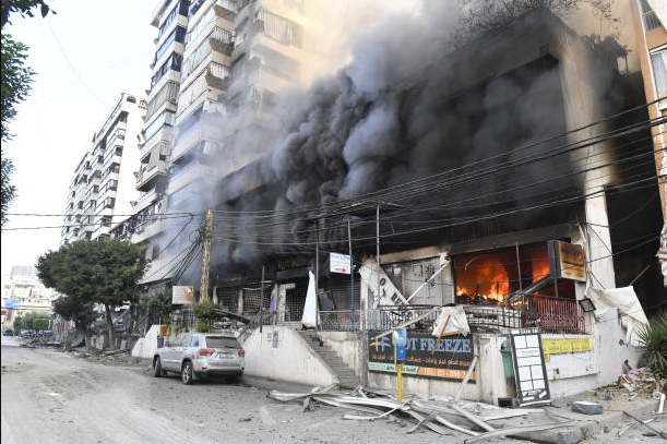  Barrios en Beirut sacudidos por bombardeos israelíes, mientras los civiles huyen