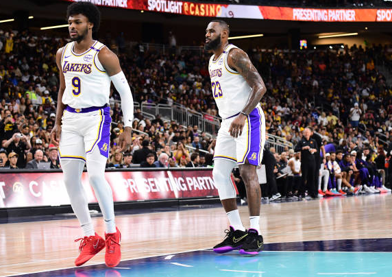  LeBron James y su hijo Bronny juegan juntos en partido de los Lakers