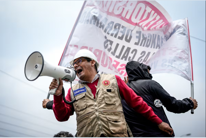  El paro de transportistas se extiende en Perú por violencia y extorsiones