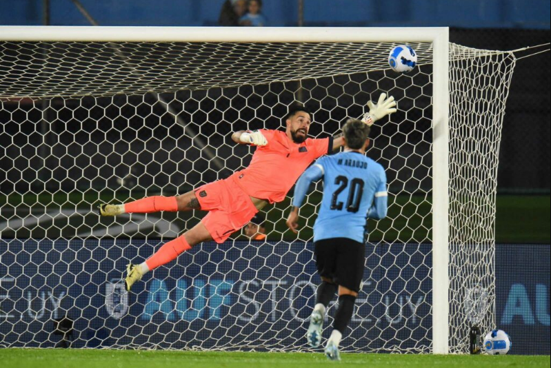  El arquero Hernán Galíndez, la figura de la Selección de Ecuador ante Uruguay