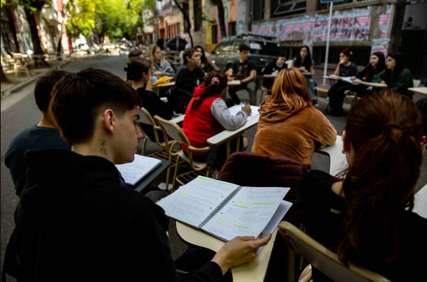  Universidades argentinas presionan a Milei con  clases en las calles y protestas