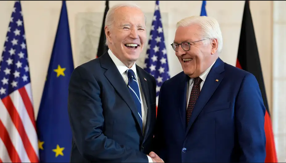  Joe Biden es recibido con honores en Alemania y se reúne con  Macron y Starmer