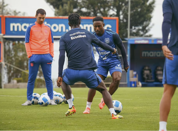  La selección de Ecuador entrena antes de enfrentar a Paraguay por eliminatorias