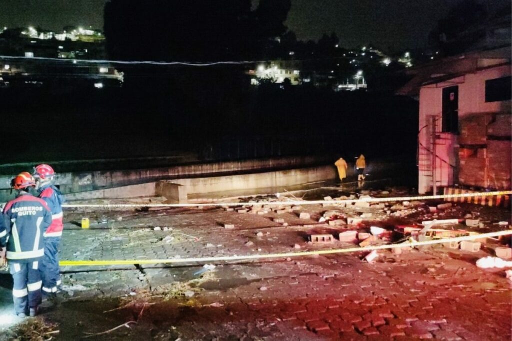  Torrencial lluvia desbordó una quebrada y un río en el sur de Quito