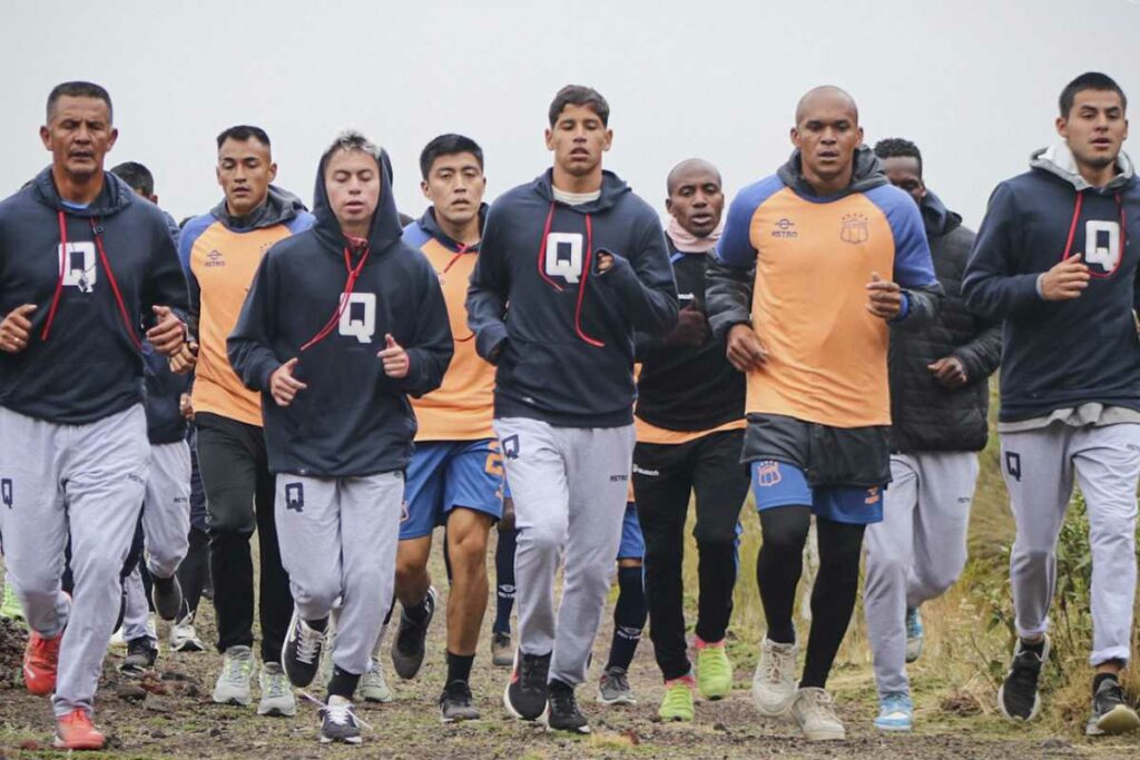  Deportivo Quito entrenó con el volcán Cotopaxi de testigo